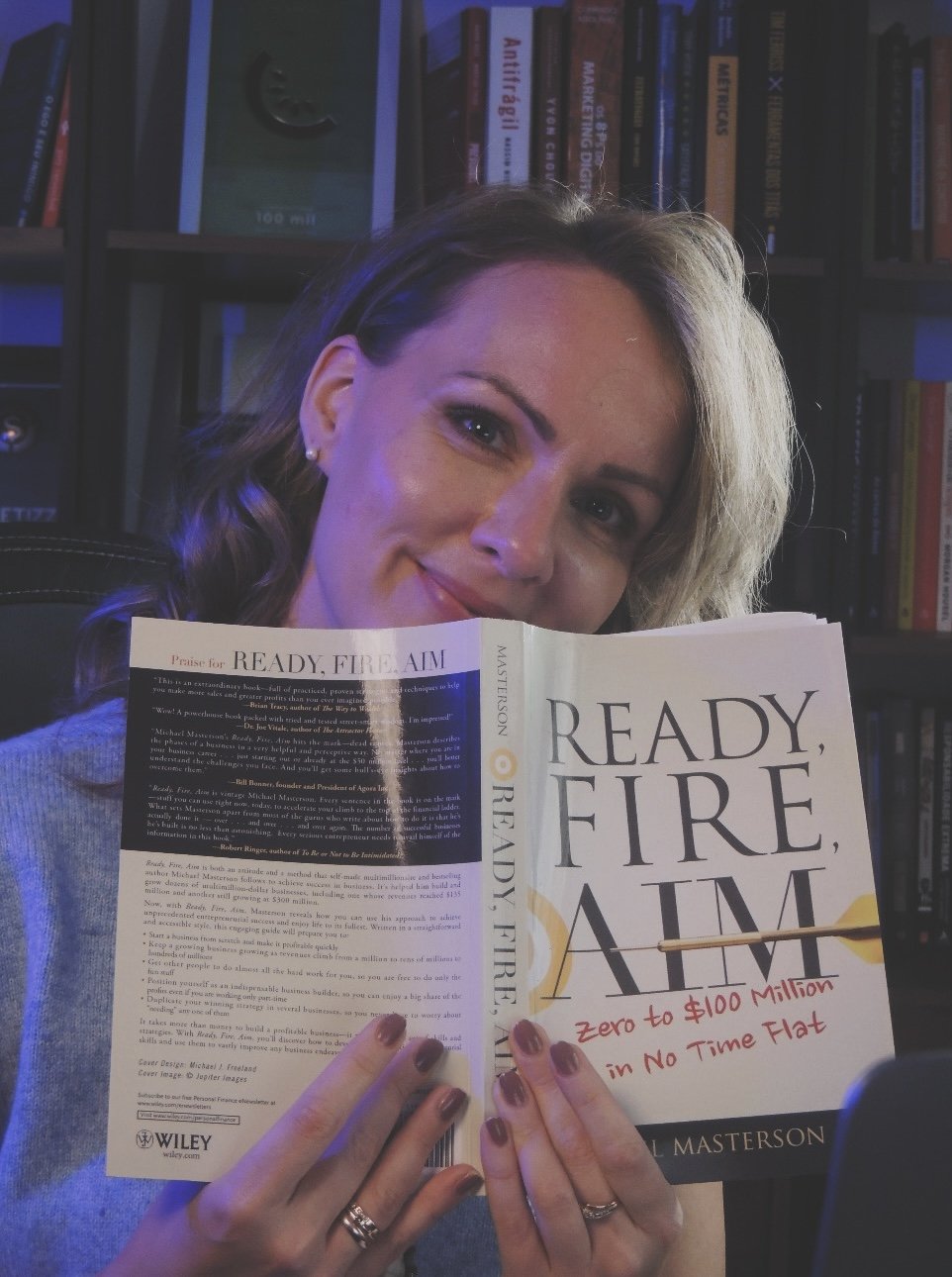 Natalia Pogonina segurando um livro de inglês