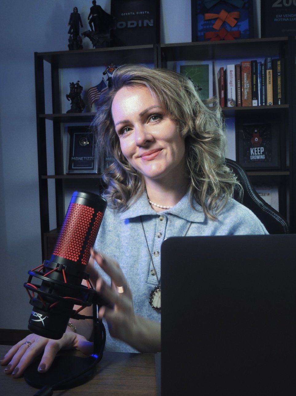 Natalia Pogonina trabalhando com laptop e microfone